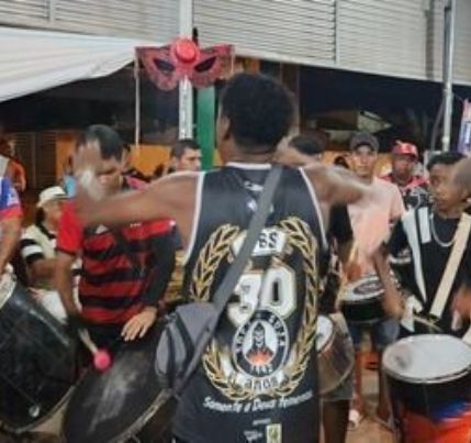 Em ritmo de samba, bloco de Cuiab leva 'lendas e mistrios' e faz alerta pela preservao da Amaznia