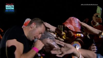Drag de MT ganha abrao do vocalista do Coldplay no Rock in Rio