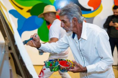 Artistas plsticos mato-grossenses realizam pintura ao vivo em shopping de Cuiab