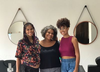Me e filhas abrem salo de beleza afro para fortalecer autoestima de mulheres negras