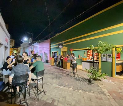 Fotos e vdeo | Com drinks e msica boa, Mandinga Bar ocupa o Centro Histrico de Cuiab
