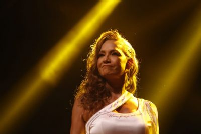 Cantora Rita Cssia interpreta Rita Lee na abertura do Baguncinha, o Festival