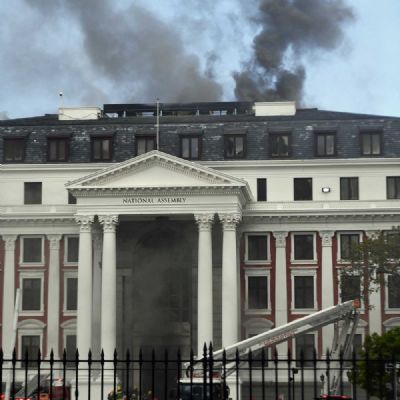 Incndio atinge Parlamento da frica do Sul, na Cidade do Cabo