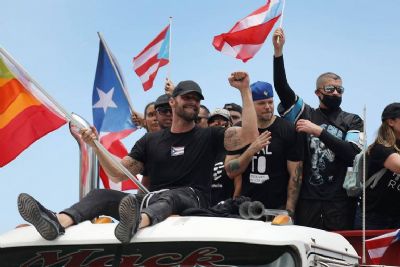 Ricky Martin se une  multido de porto-riquenhos para pedir renncia de governador