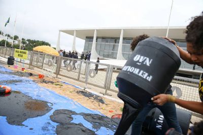 Greenpeace derrama leo no Palcio do Planalto em ato contra manchas de petrleo no Nordeste