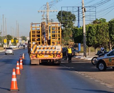 Operao Carga Pesada fiscaliza 32 caminhes em trfego irregular por avenidas de Cuiab