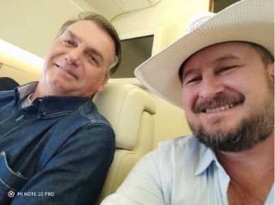 Deputado viaja no avio com Bolsonaro