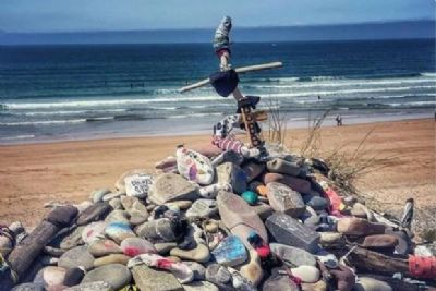 Tmulo de Dobby, de Harry Potter, vira problema em praia britnica