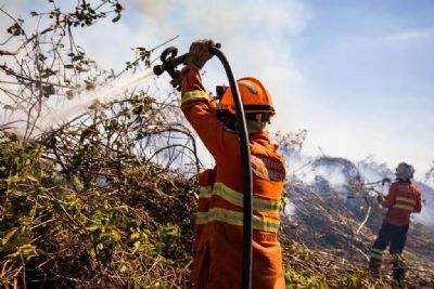 Corpo de Bombeiros segue no combate ao incndio florestal em Cceres