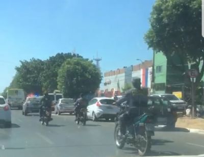 ​Vdeo: Motorista questiona policiais em motos, sem capacetes