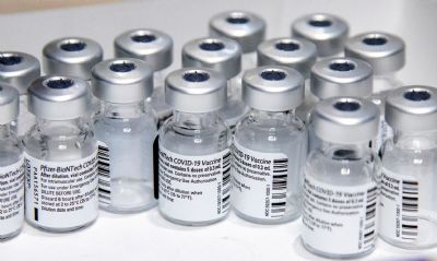 Brasil recebe 1 milho de doses de vacinas da Pfizer