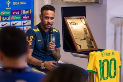 Neymar rebate crticas e diz que no tem pretenso de carregar 'seleo nas costas'