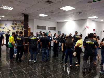Policiais penais lotam galerias da AL para garantir reajuste salarial na LDO