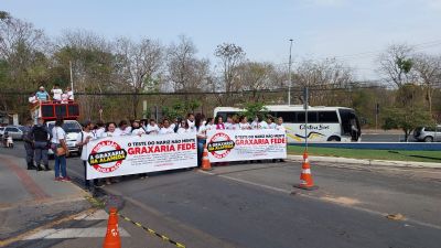 Moradores protestam na AL contra funcionamento de graxaria em Vrzea Grande