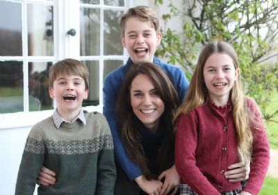 Kate Middleton reaparece em foto com os filhos e agradece apoio do pblico aps cirurgia