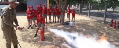 Corpo de Bombeiros Militar orienta sobre o uso correto do extintor de incndios