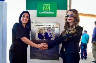 Primeira-dama de MT  homenageada com placa personalizada durante entregas em Alto Araguaia
