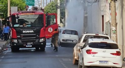<Font color=Orange> Vdeo </font color> | Fiat Uno pega fogo em avenida de Cuiab