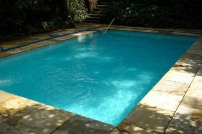 Menino de 2 anos morre afogado ao cair  na piscina da casa dos avs