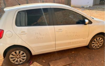 Mulher picha 'vadia' e fura os quatro pneus do carro de atual namorada do ex-marido