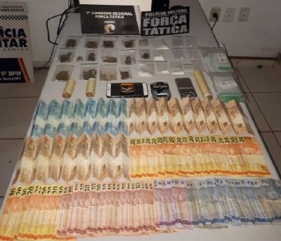 Homem  detido com R$ 1,8 mil e drogas